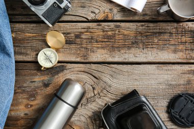 Ahşap arka planda turist için öğe kümesi