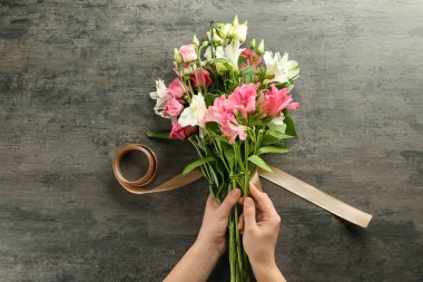 Güzel buket masada yapma çiçekçi