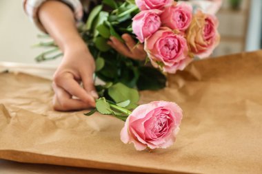 Çiçekçi masada güzel buket yapma, kapatmak