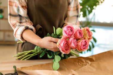 Çiçekçi masada güzel buket yapma, kapatmak