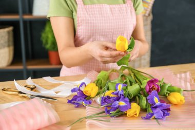 Güzel buket masada yapma çiçekçi
