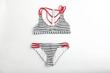 Beyaz arka planda şık kadın mayo