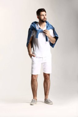 Hafif arka planda yakışıklı şık adam