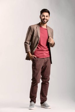 Hafif arka planda yakışıklı şık adam
