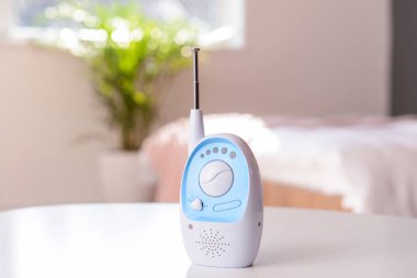 Odada masada modern bebek monitörü