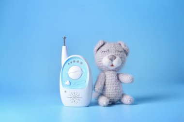 Renkli arka planda oyuncak ile modern bebek monitörü