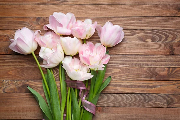 Piękne kwiaty tulipan na drewnianym tle — Zdjęcie stockowe