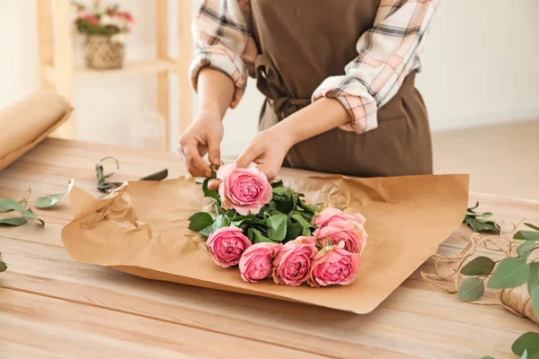 Güzel buket masada yapma çiçekçi