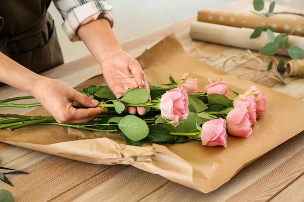 Florist att göra vacker bukett på bordet — Stockfoto