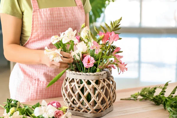 Fleuriste faire beau bouquet à table — Photo