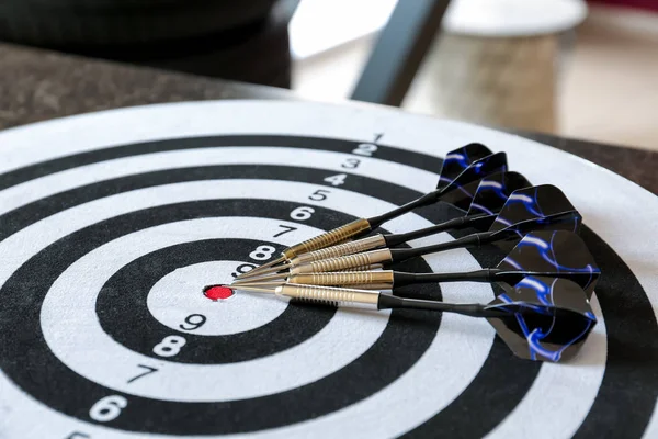 Dartboard com dardos na mesa, close-up — Fotografia de Stock