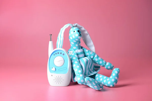 Современный детский монитор с игрушкой на цветном фоне — стоковое фото