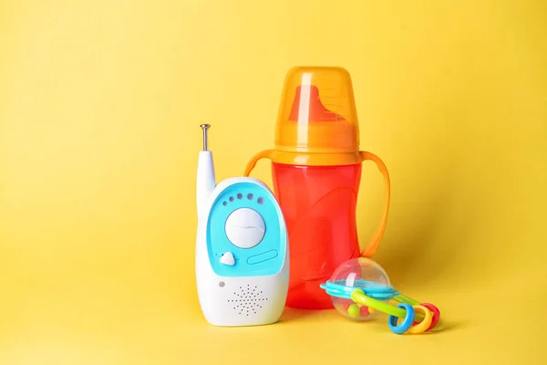 Renkli arka planda oyuncak ve şişe ile modern bebek monitörü — Stok fotoğraf