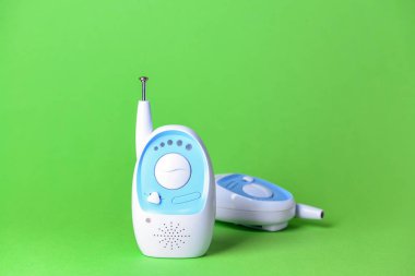 Renkli arka planda modern Bebek Monitörler