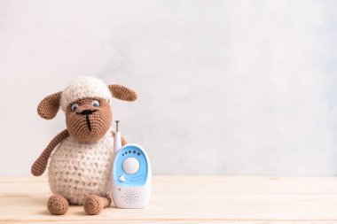 Ahşap masada oyuncak ile modern bebek monitörü