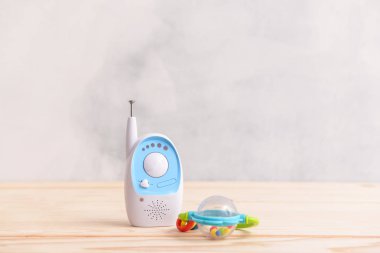 Ahşap masada oyuncak ile modern bebek monitörü
