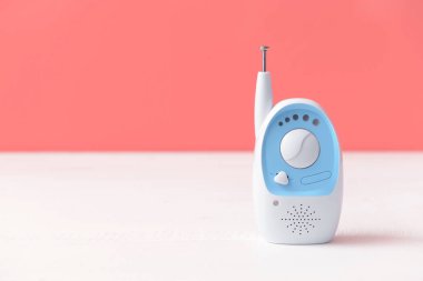 Renkli arka plana karşı masada modern bebek monitörü