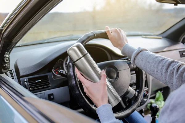 Wanita dengan termos mengendarai mobil — Stok Foto