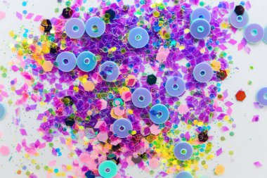 Beyaz arka planda yanardöner payetler