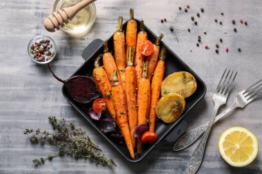 Masada pişmiş sebzeler ile tava