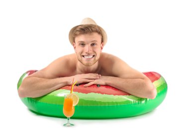 Beyaz arka planda şişme yüzük ve kokteyl ile komik genç turist