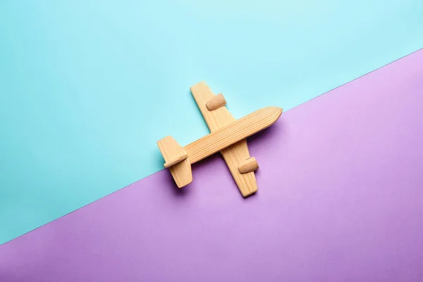 Avión de juguete sobre fondo de color. Concepto de viaje — Foto de Stock