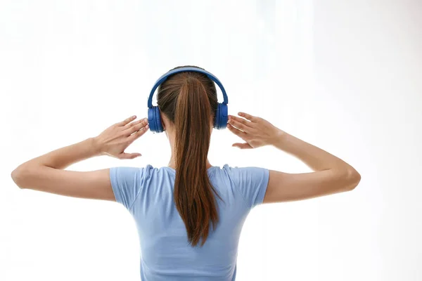 Jeune femme écoutant de la musique à la maison — Photo