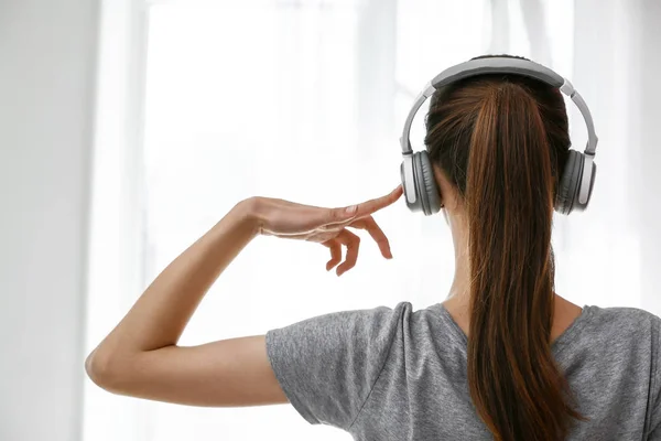 Jeune femme écoutant de la musique à la maison — Photo