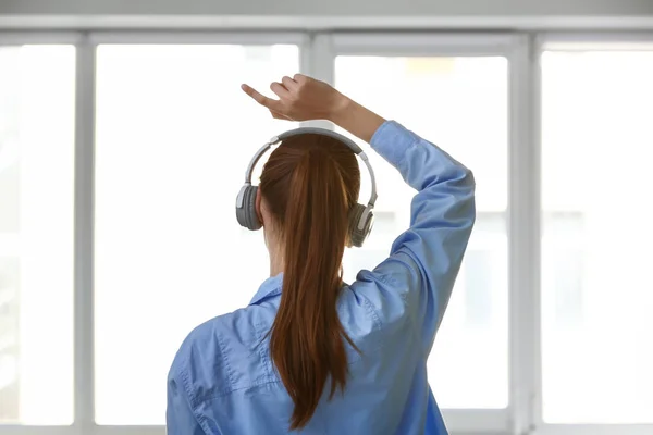 Jeune femme écoutant de la musique à la maison — Photo