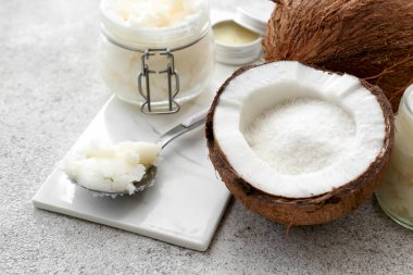 Işık arkaplanında hindistan cevizi yağı içeren kompozisyon