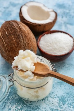 Renkli hindistan cevizi yağlı kavanoz