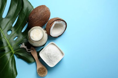 Renk arkaplanında hindistan cevizi yağı içeren bileşim