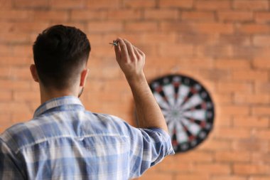 Genç adam Dart kapalı oynuyor