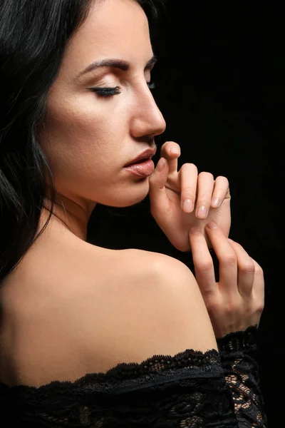 Retrato de mujer hermosa sobre fondo oscuro —  Fotos de Stock