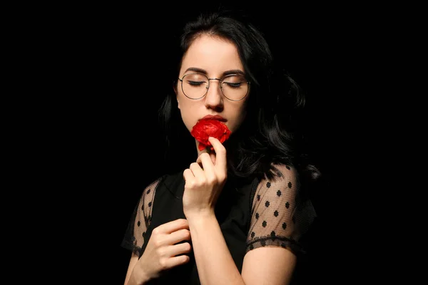 Retrato de mulher bonita com flor no fundo escuro — Fotografia de Stock