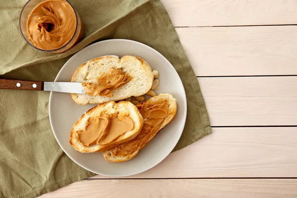 Pão com manteiga de amendoim saborosa na mesa — Fotografia de Stock