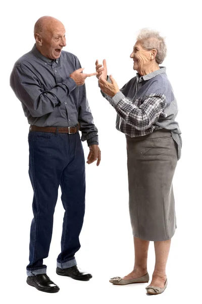 Говорящая пожилая пара на белом фоне — стоковое фото