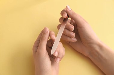 Kadın renk arka planda Manikür yapıyor, çekim