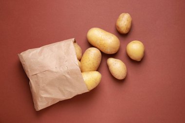 Renk arka planda çiğ patates ile çanta