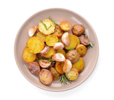 Beyaz arka planda lezzetli fırında patates tabağı.