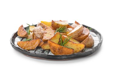 Beyaz arka planda lezzetli fırında patates tabağı.