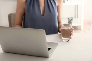 Ofiste laptop çalışırken kadın içme suyu