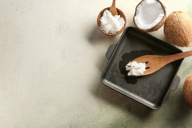 Hafif arka planda Hindistan cevizi yağı ile tava