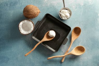 Renk arka plan üzerinde Hindistan cevizi yağı ile tava