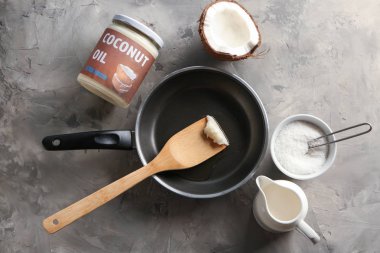 Grunge arka planda Hindistan cevizi yağı ile tava