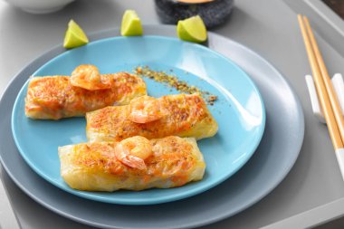 Tepside lezzetli kızarmış börek ile Tabak