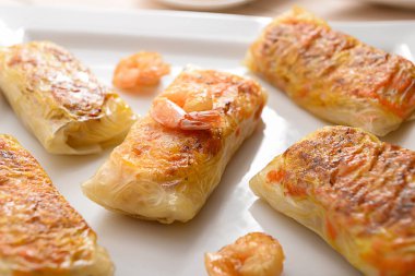 Tabakta lezzetli kızarmış börek, closeup