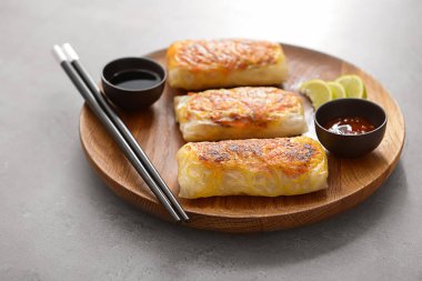 Tabakta lezzetli kızarmış börekler var.