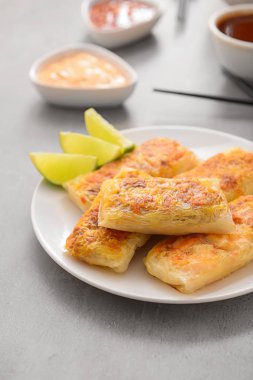 Tabakta lezzetli kızarmış börekler var.