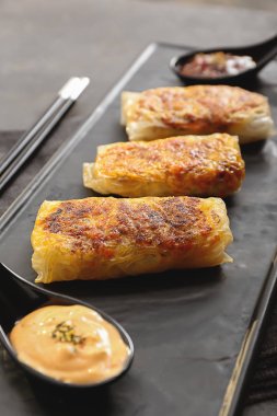 Tabakta lezzetli kızarmış börek, closeup